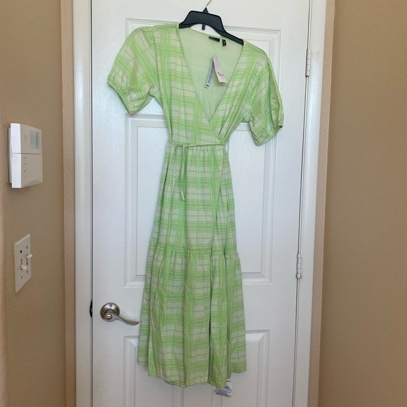 Asos Design Curve Green Tiered Wrap dress with puff sleeve size 12 - Picture 3 of 3